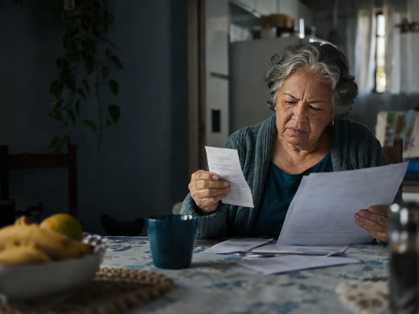 Quitei o consignado e continua descontando: aposentada segura o comprovante de quitação e vê um novo desconto no contracheque